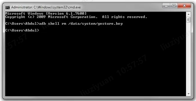 Escribe el siguiente comando y presiona Enter: adb shell rm /data/system/gesture.key