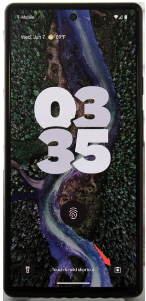 En la pantalla de bloqueo, accede a la cámara de emergencia