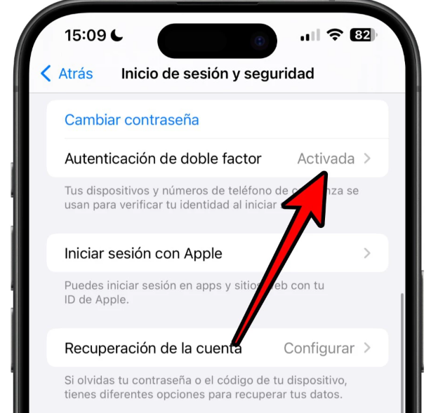 Ve a Ajustes > Tu nombre > Inicio de sesión y seguridad